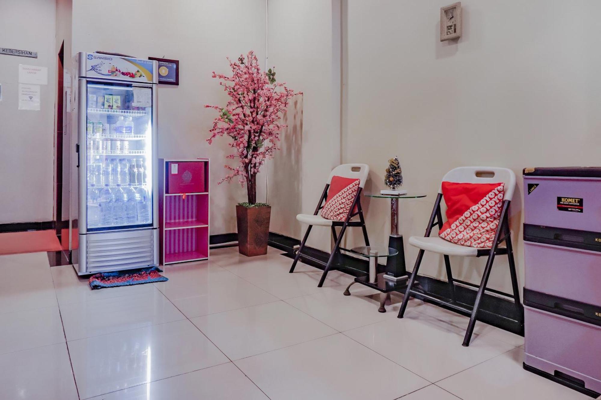 Oyo 117 Blueberry Homestay Jakarta Exterior photo