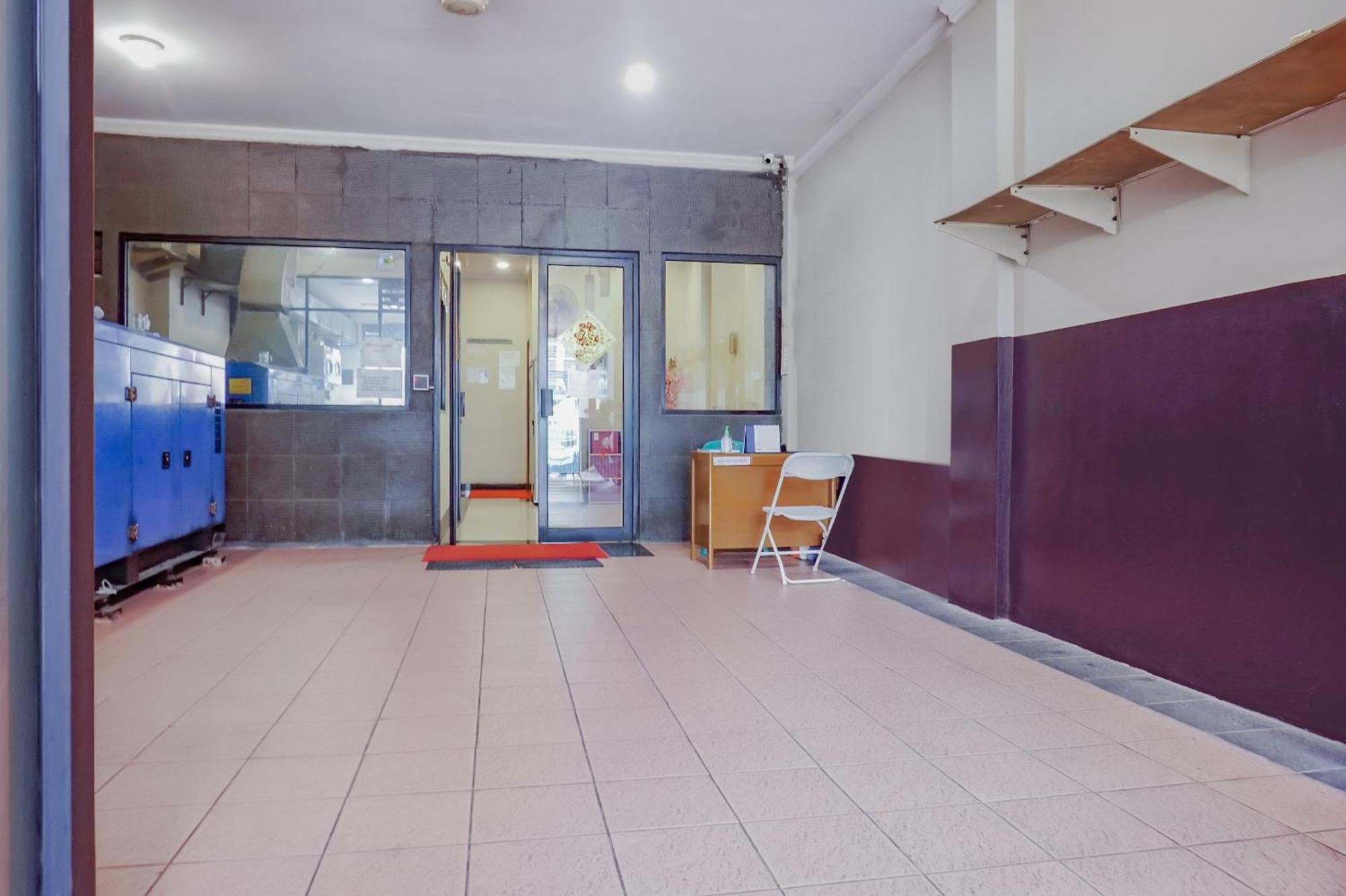 Oyo 117 Blueberry Homestay Jakarta Exterior photo