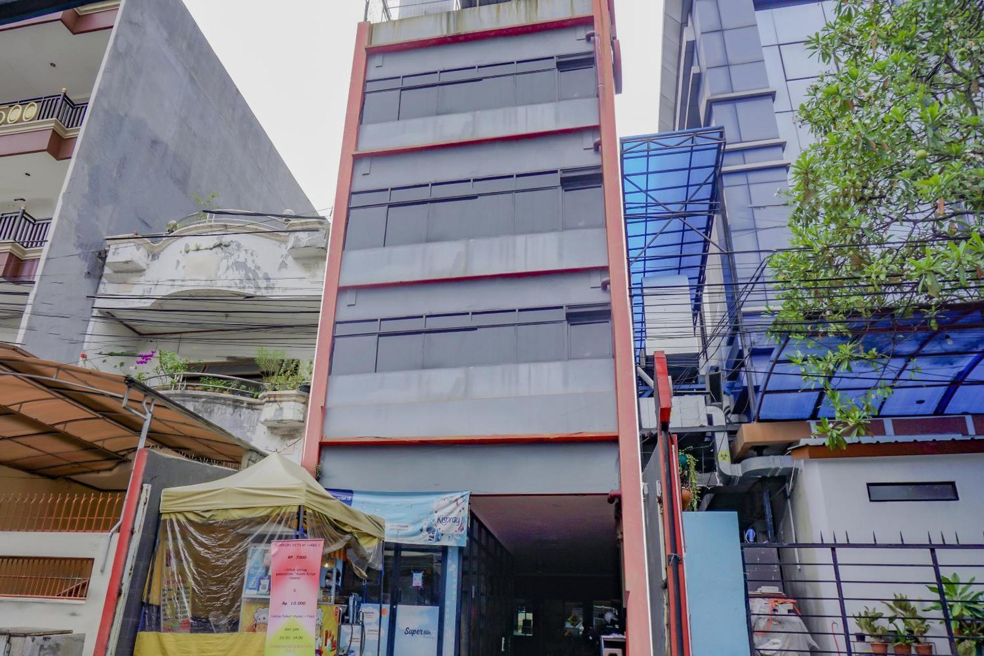 Oyo 117 Blueberry Homestay Jakarta Exterior photo